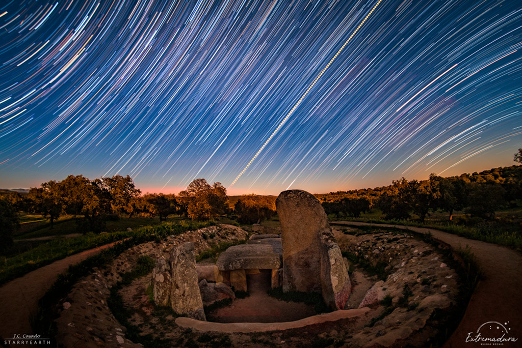 Traînées d'étoiles et lever du soleil de l’équinoxe